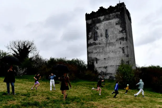 قلعة آيرلندية من العصور الوسطى تتحول ملاذاً لأوكرانيين فارين من بلادهم