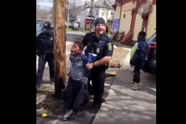 فيديو يُغضب الأميركيين: توقيف طفل أسود لسرقته كيس رقائق بطاطا