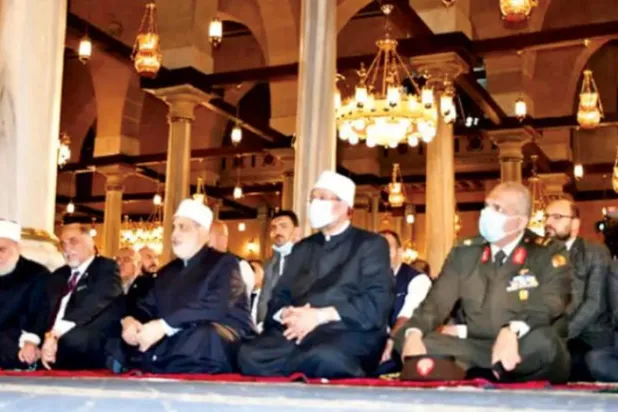 Mısır hükümeti camilerde itikafa girme iznini iptal etti