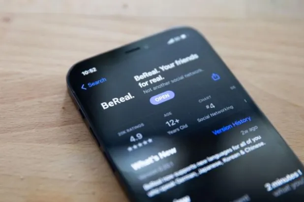 يكشف المستخدمين على طبيعتهم... تطبيق جديد يحظر الصور المعدلة