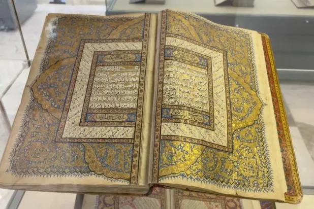 Kral Abdulaziz Halk Kütüphanesi’nde nadide Kuran-ı Kerim’ler sergisi düzenledi