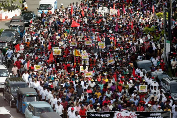 رئيس وزراء سريلانكا يرفض التنحي مع تنامي الاحتجاجات