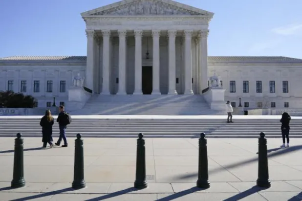 ABD Yüksek Mahkemesi önünde kendini ateşe veren kişi helikopterle hastaneye sevk edildi