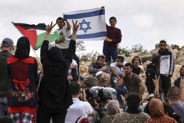 İsrail’in eski adalet bakanı ve Filistinli avukat, iki devletli çözüme dayanan konfederasyon için destek toplamaya çalışıyor 