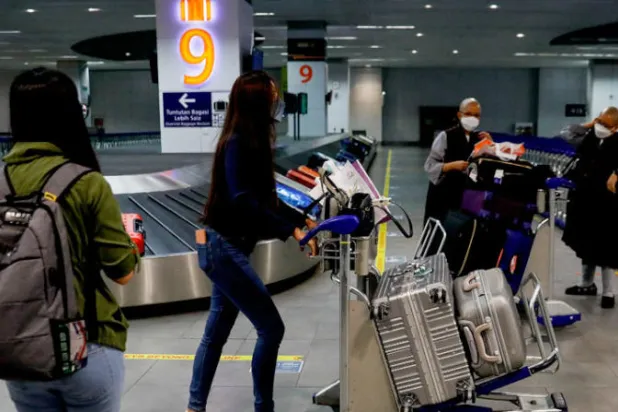 ماليزيا تلغي اختبارات «كوفيد 19» للوافدين وإلزامية ارتداء الكمامات