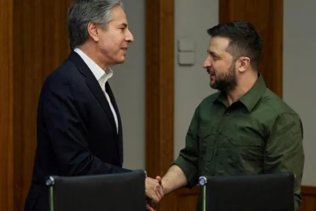 Blinken, Kiev'deki görüşmeleri başlamadan önce Zelenskiy ile el sıkışırken (Reuters)