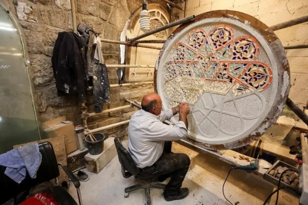 Mescid-i Aksa'da kırılan camlar için cam imalatı atölyesi