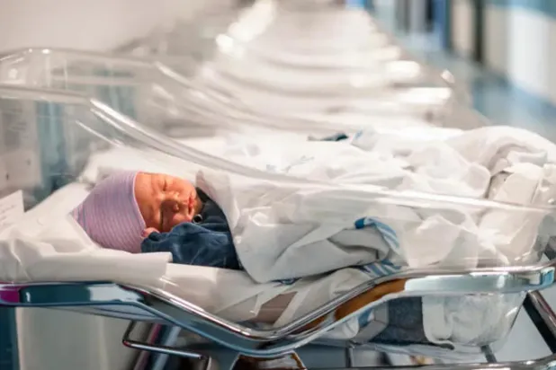 أطفال إيطاليا لن يحملوا لقب آبائهم تلقائياً عند الولادة