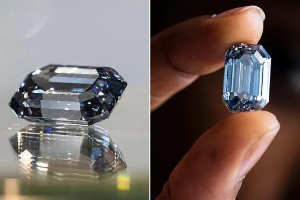 تزن 15 قيراطاً... بيع أكبر ماسة زرقاء في العالم مقابل أكثر من 57 مليون دولار