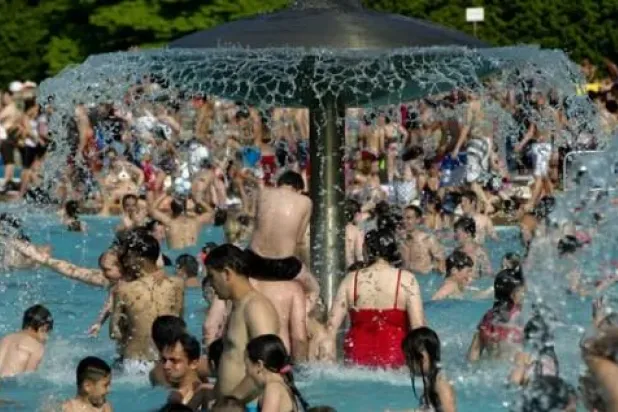 برلين «تقاوم» الاعتماد على الغاز الروسي بـ«حمامات سباحة أشد برودة»