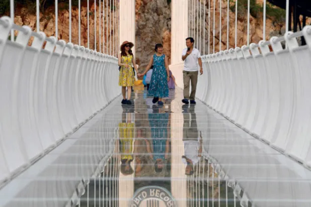 فيتنام تفتتح جسراً زجاجياً فوق إحدى غاباتها