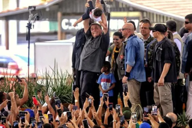 Brezilya Devlet Başkanı Bolsonaro'dan DiCaprio'ya ironik yanıt: "Desteğin için teşekkürler Leo!"