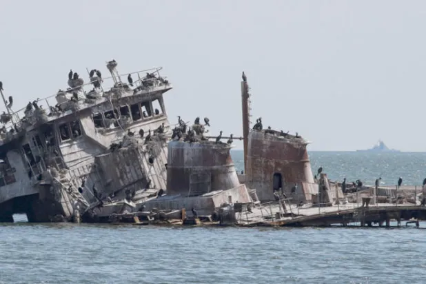 ميناء ماريوبول... مبانٍ محترقة وسفن غارقة