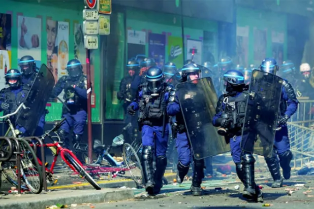 احتجاجات في فرنسا تضغط على ماكرون قبل الانتخابات التشريعية