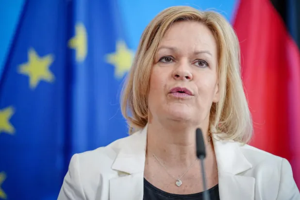 وزيرة الداخلية الألمانية تدعو المواطنين إلى الاحتفاظ بمخزونات للطوارئ في المنازل