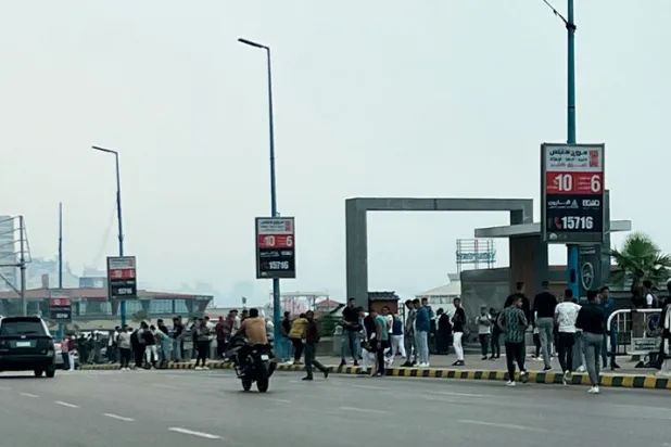 المصريون يستعيدون بهجة {الفطر} بالبالونات والزغاريد