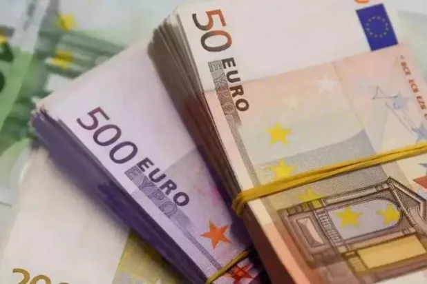 اليورو قرب أدنى مستوياته في خمس سنوات أمام الدولار