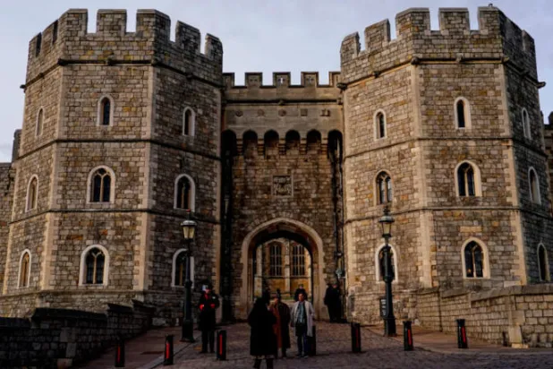 كاهن «مزور» يقضي الليل مع حراس ملكة بريطانيا