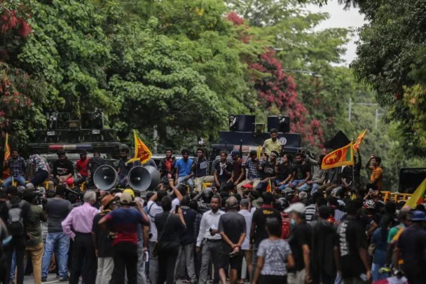 الشرطة تطلق الغاز المسيل للدموع على طلاب وسط إضراب عام في سريلانكا