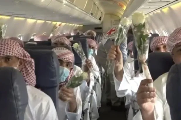 Suudi Arabistan'ın serbest bıraktığı Husi esirleri taşıyan ilk uçak Yemen'e ulaştı