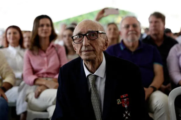 عمل مدة 84 عاماً... مُسن يسجل الرقم القياسي لأطول وظيفة في شركة واحدة