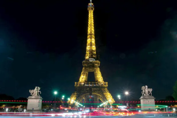 توقيف أشخاص في محيط برج إيفل يحتالون على السياح