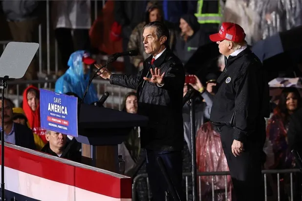 Trump, ABD Senatosuna aday ünlü cerrah Mehmet Öz'e destek için mitinge katıldı