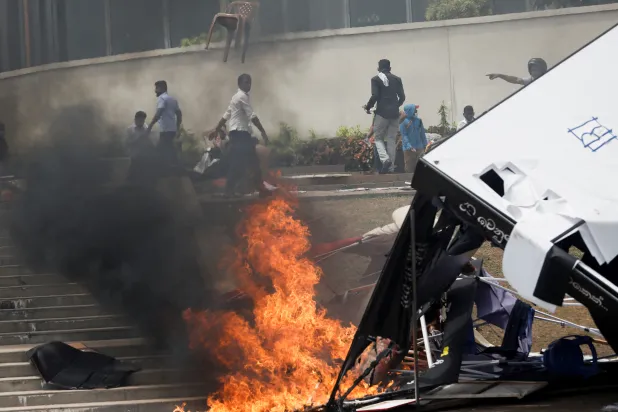 استقالة رئيس وزراء سريلانكا بعد صدامات عنيفة في كولومبو