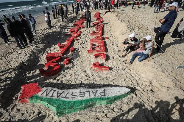 Filistinli sanatçılar, Gazze'de kumlarla bayraklı Filistin haritası yaparak Nekbe'yi andı