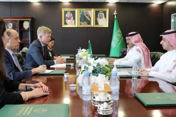 Suudi Arabistan’ın Yemen Büyükelçisi ile  BM Yemen Özel Temsilcisi ile bir araya geldi