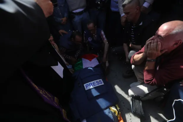 «قتلوها بدم بارد»... صحافي يروي اللحظات الأخيرة قبل مقتل شيرين أبو عاقلة