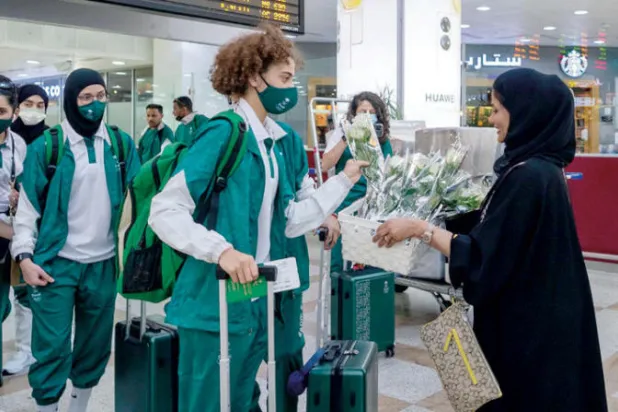 منتخب الصالات السعودي للسيدات لدى وصوله أمس إلى الكويت {الشرق الأوسط}
