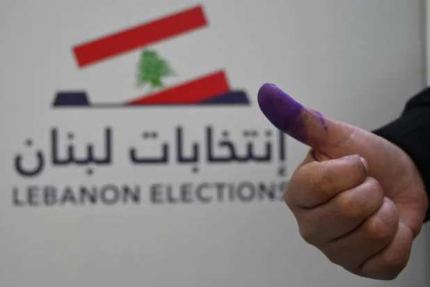 أظهرت انتخابات المغتربين مؤشرات إلى تحولات ستكون لها بصماتها في صناديق الاقتراع (إ.ب.أ)