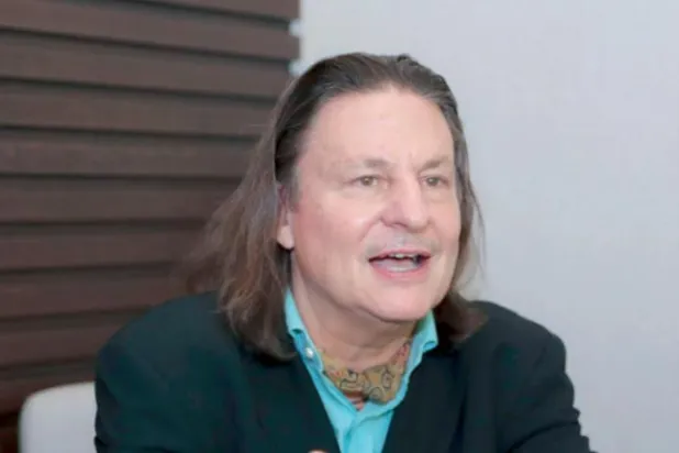 یمن میں ورلڈ فوڈ پروگرام کے نمائندے کو دیکھا جا سکتا ہے (تصویر: علی الظاہری)