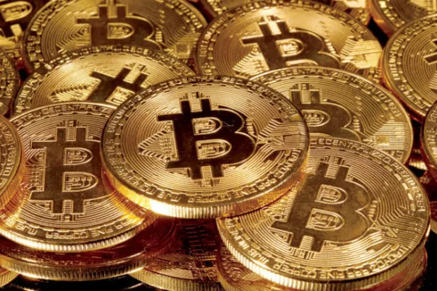 «بتكوين» تبدد مكاسب 2021