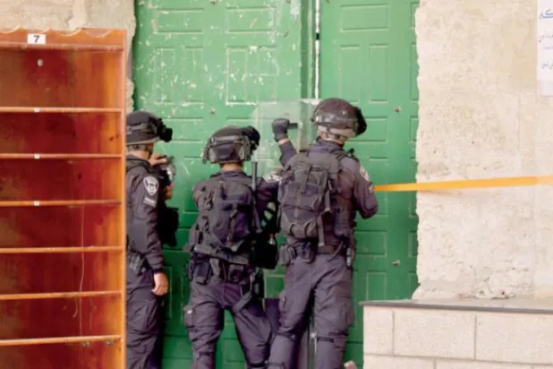 İsrail polisi, 5 Mayıs'ta İsrailliler ile Filistinliler arasındaki çatışmalar sırasında Mescid-i Aksa'nın kapılarından birini kapattı (AFP)