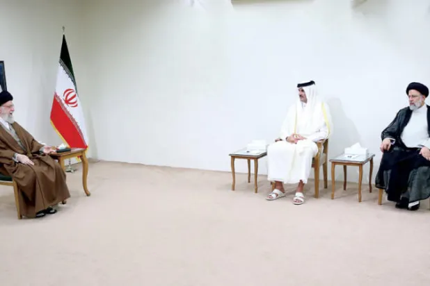 أمير قطر يلتقي المرشد الإيراني في طهران أمس (إ.ب.أ)