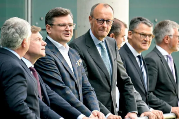 وزير خارجية أوكرانيا (الثالث من اليسار) ضغط لتسريع انضمام بلاده إلى الاتحاد الأوروبي (أ.ف.ب)