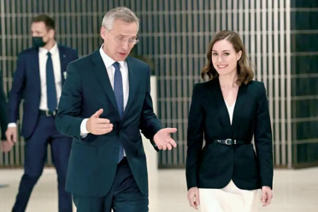 الأمين العام للناتو مع رئيسة وزراء فنلندا (أ.ف.ب)