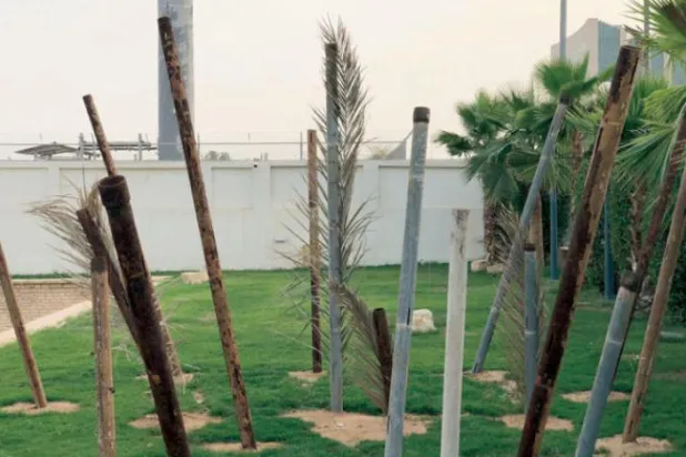 Serginin dış avlusunda Muhammed el-Farac'ın “Bir Susuzluk Şarkısı” eseri sergileniyor.