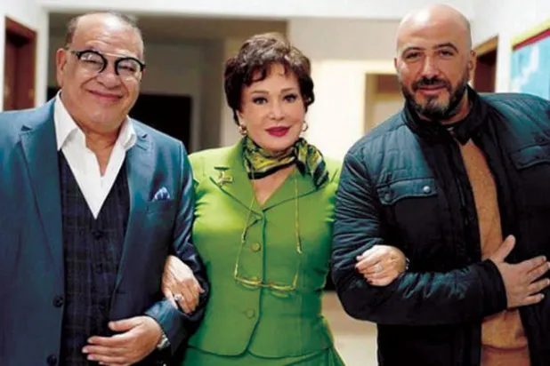 لبلبة تتوسط صلاح عبد الله (يسار) والمخرج مجدي الهواري في لقطة من كواليس «دايما عامر»