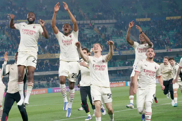 لاعبو ميلان  وفرحة الفوز على فيرونا المرحلة الماضية والاقتراب من لقب الدوري الإيطالي (د.ب.أ)