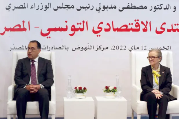 أشاد رئيسا وزراء تونس ومصر بالعلاقات المشتركة داعيين إلى تعزيز التعاون الاقتصادي بين البلدين (إ.ب.أ)