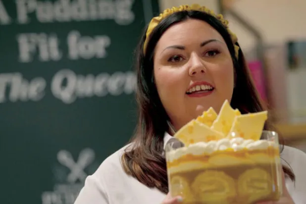 جيما ملفين تحمل قالب حلوى الليمون الذي أعدته وفاز بمسابقة اليوبيل البلاتيني لملكة بريطانيا (أ.ب)