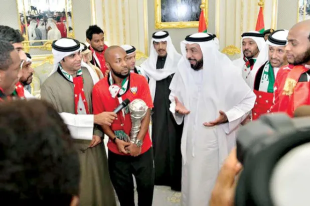 الشيخ الراحل خليفة بن زايد خلال استقباله المنتخب الإماراتي بطل خليجي 21 في عام 2013 (الشرق الأوسط)