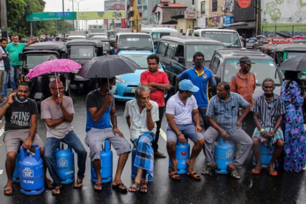 عانى السريلانكيون على مدى أشهر من النقص الحاد في الغذاء والوقود والأدوية وانقطاع التيار الكهربائي المتكرر بعد ان انفقت الدولة احتياطاتها من العملات الأجنبية اللازمة لدفع ثمن الواردات الحيوية(ا.ف.ب)