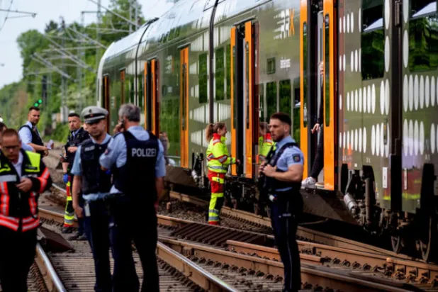 ضباط شرطة المان يقفون خارج قطار حيث وقع حادث طعن بالقرب من آخن أمس « د ب ا «
