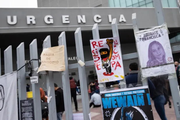 صورة الصحافية فرانسيسكا ساندوفال في أحد ميادين العاصمة التشيلية سانتياغو (إ.ب.أ)