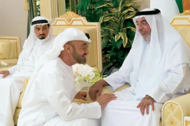الشيخ خليفة بن زايد والشيخ محمد بن زايد في صورة يعود تاريخها إلى العام 2019 (أ.ب)