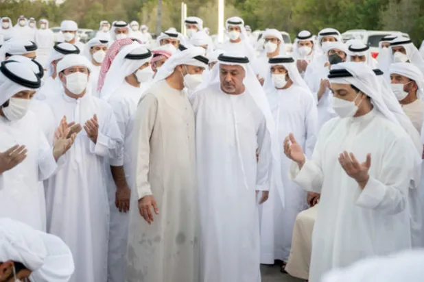 الشيخ محمد بن زايد وأسرة آل نهيان بعد أداء مراسم دفن الراحل في أبوظبي أمس (وام)